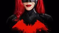 《蝙蝠女侠》新海报 猩红长发紧身衣、与阴影成一体