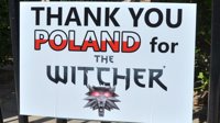 玩家在波兰使馆前立感谢牌：谢谢带来《巫师》游戏