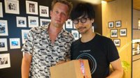 大佬探访小岛工作室 小岛秀夫获赠精美礼物超开心