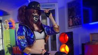 《LOL》女装大佬Sneaky新COS K/DA阿卡丽美腿瞩目