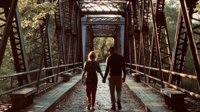 《寂静之地2》明年3月北美上映 导演晒与妻子牵手照