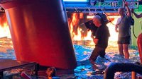 《阿凡达2》曝新片场照 卡梅隆亲自扛摄像机下水拍摄