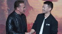 《流浪地球》导演郭帆握手施瓦辛格：《终结者2》曾启迪自己拍科幻片
