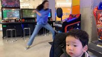 女星带娃崩溃狂砸游戏机走红 网友：想要这样的妈妈