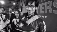 粉丝自制《死亡搁浅》运动鞋 小岛点赞并跟鞋合影