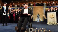 锂电池之父成诺奖最年长得主：97岁坐轮椅领化学奖
