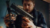 丹尼尔·雷德克里夫新片《腰间持枪》首曝预告 双枪“哈利波特”绝地求生