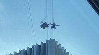 《黑客帝国4》拍摄现场实录 双人吊威亚跳楼超惊险