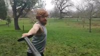 《巫师》第二季兰伯特演员疑似现身 公园练剑晒视频