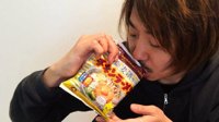 日本媒体实验超懒吃泡面方法：直接在原装袋里泡