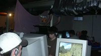 这张著名照片被拍成纪录片：玩家绑在天花板上玩CS