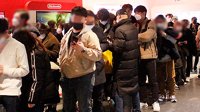 为预购《动物森友会》限定版任天堂Switch 韩国一商店门口排起长队