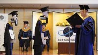 日本一大学举行云毕业典礼：机器人替身代领毕业证