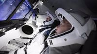 SpaceX载人飞船内部照：简洁美观、宇航员标配iPad