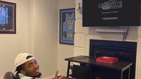 NBA球星米切尔晒照玩《最终幻想7：重制版》 蛛侠限定版PS4令人羡慕