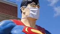 美国城市给“超人”戴口罩 致敬疫情期间一线工人
