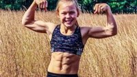每周力量训练30小时 美国10岁女孩凭六块腹肌走红 