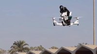 迪拜警方测试“飞天警车”：腾空数十米后翻车了