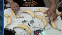 大神用香蕉通关《黑魂3》 运用了水果发电的原理