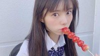 日本女高中生钟情草莓糖葫芦 新的看美女方式get！