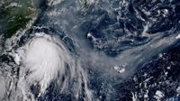 卫星捕捉罕见天象：台风气旋与火山喷发同框