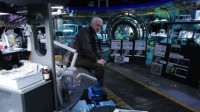 《阿凡达2》新片场照公布 卡梅隆现身实验室布景