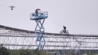 阿汤哥《碟中谍7》惊险特技现场视频：高空跳摩托车