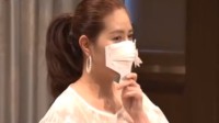 日本京都推广手持口罩：吃饭时放下 聊天时举起