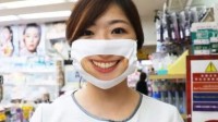 日本商场推“笑容口罩” 被网友吐槽：太恐怖神似《进击的巨人》