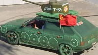 战斗民族的魔改版痛车 把汽车改装成“战车”上路