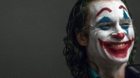 《小丑》上映一周年导演发布新幕后照 杰昆含泪大笑