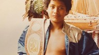 巨石强森11岁的童年照 身披金腰带梦想成为摔跤选手