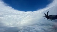 美国“飓风猎人”分享风眼照片 高耸云墙十分壮观