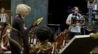 安妮·海瑟薇《女巫》中字花絮短片 展示电影拍摄幕后