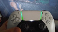 PS5手柄小细节：玩《生化3》可根据人物血量渐变色