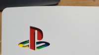 PS5玩家DIY主机Logo 经典配色、发光面板随主机启动