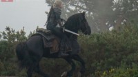 《巫师》第二季新片场照：杰洛特手持断剑骑马冲锋