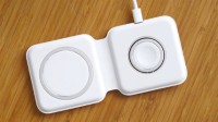 苹果MagSafe Duo遭吐槽：售价过千 还不送充电头