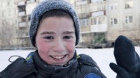 -51℃俄罗斯小学生坚持上学：规定低于-52℃才停课