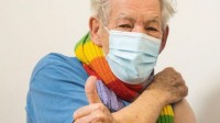 81岁老万磁王接种新冠疫苗 网友笑称：打针变普通人