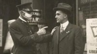 老照片：102年前的美国警察责骂未戴口罩男子