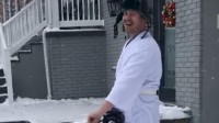 美国男子用喷火器除积雪 网友点赞方式太硬核