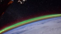 俄宇航员太空拍下北极光 银河系如同漂浮在地平线上