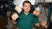 中国航天员在太空上吃什么？有一百多种食品可选