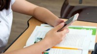 教育部要求中小学准备手机统一保管装置 禁止带入课堂