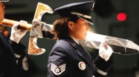 美军喜欢给老兵颁发“大宝剑” 中二效果拉满