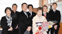 日本84岁女高中生毕业 年过半百的子女到场祝贺