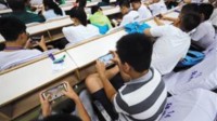 教育部要求确保手机禁入课堂：家长要以身作则