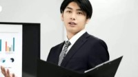日本学生最想当上班族 在家认真工作的父母超帅气