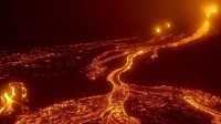 冰岛一火山800年来首次喷发 震撼无人机视角公布